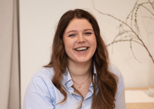 Emma Mouthaan blauwe blouse voor een takje