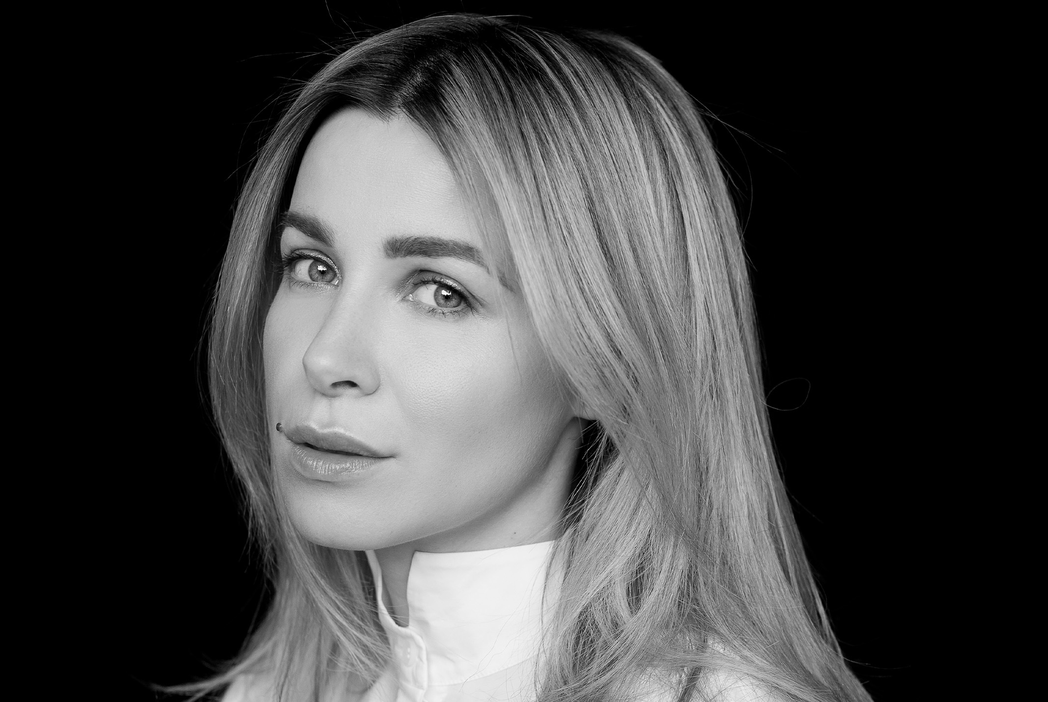 Victoria Koblenko zwart wit foto poserend