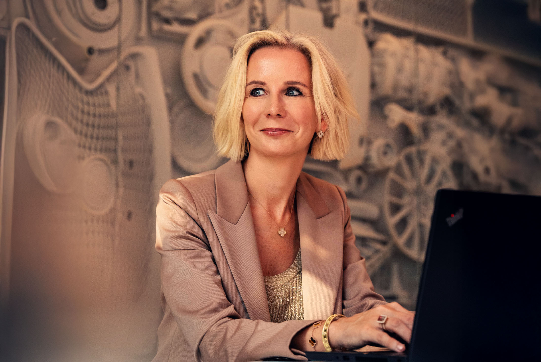 Vrouw met laptop en blond haar die weg kijkt want ze wilt niet werken