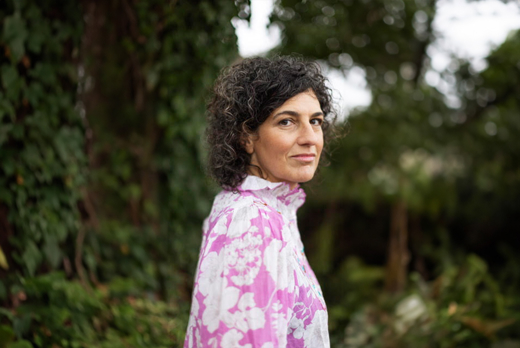 Margje Fikse met bloemetjes blouse in bos
