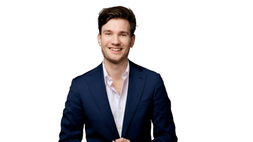 Kees Dorresteijn voor wittte backdrop met blauwe colbert