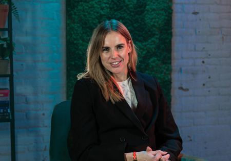 Marit Bouwmeester in zwarte colbert voor moswand