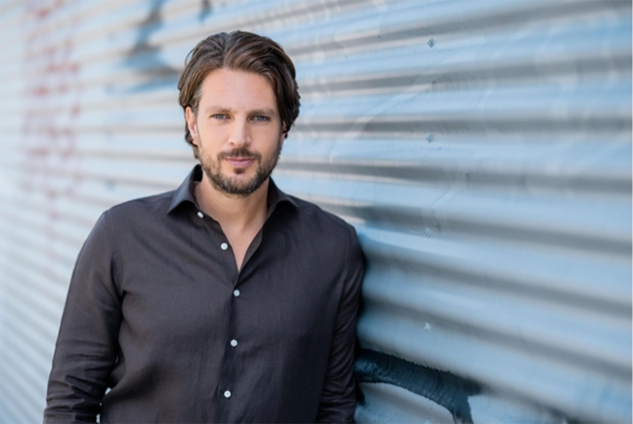 Renze Klamer tegen ijzeren wandpaneel aan