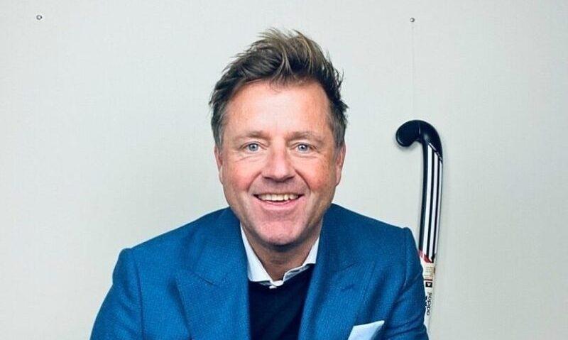 Marc Lammers met blauwe colbert en hockeystick