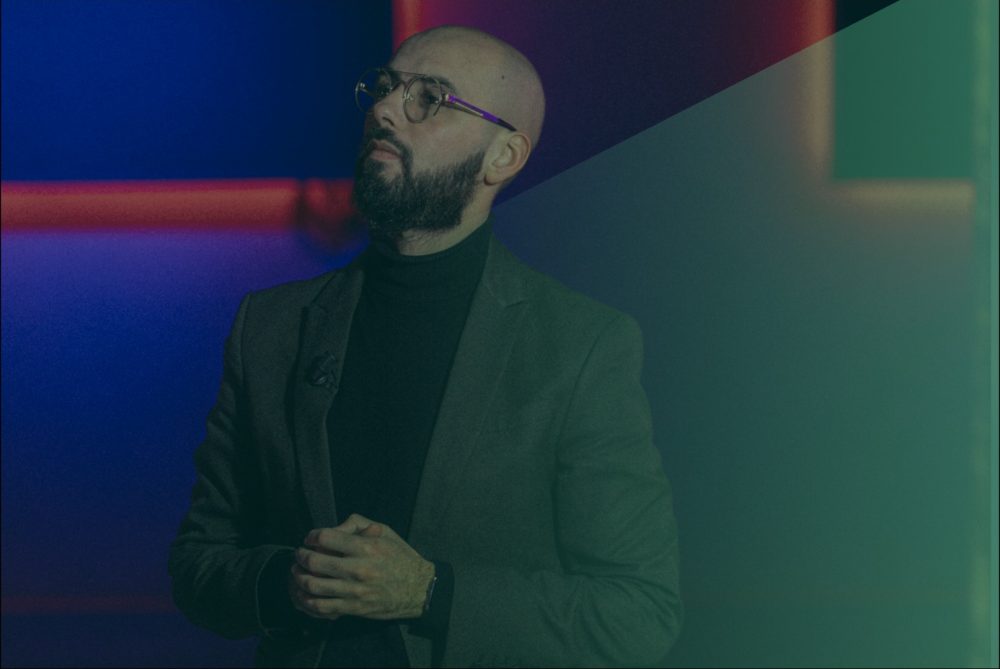 Karim Amghar in de wasruimte