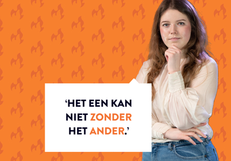 Emma Mouthan poserend bij oranje achtergrond