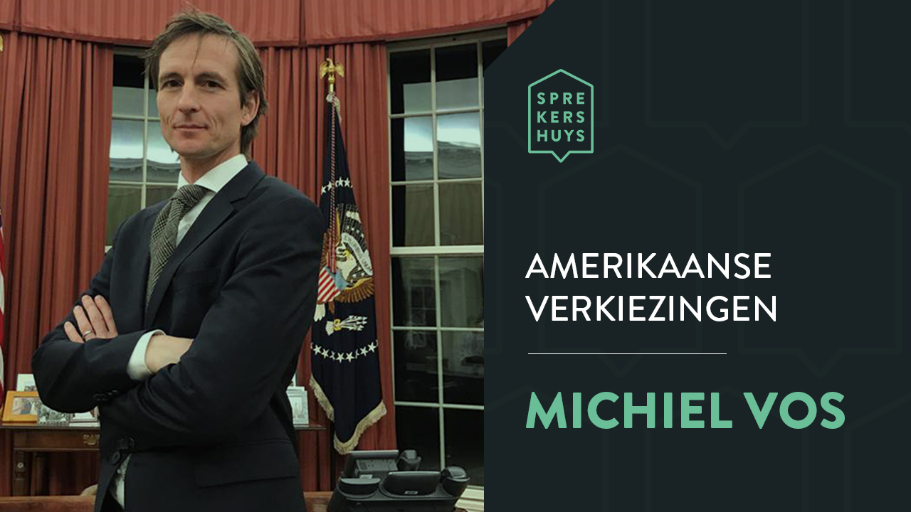Michiel Vos met een donkere achtergrond en het Sprekershuys logo