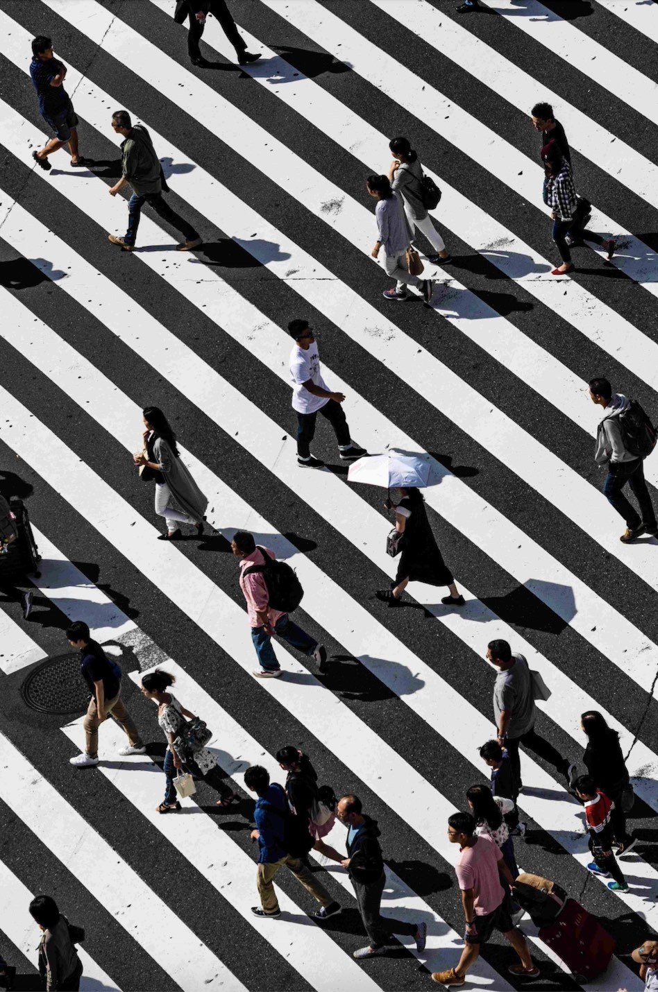 mensen op een groot zebrapad
