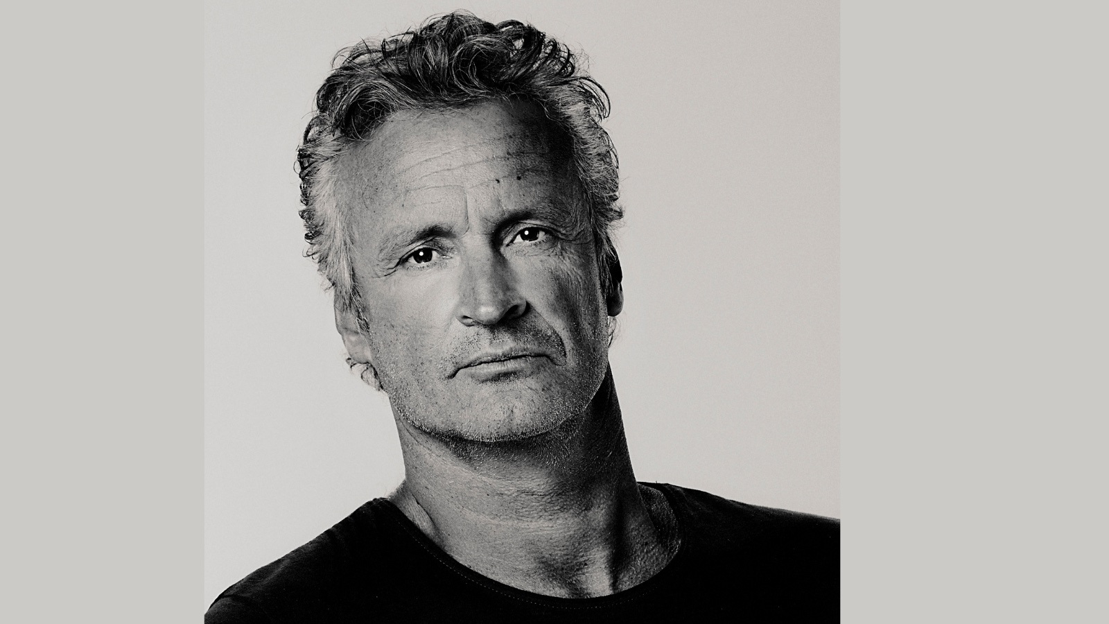 Zwart-wit foto van Erland met een serieuze gezichtsuitdrukking