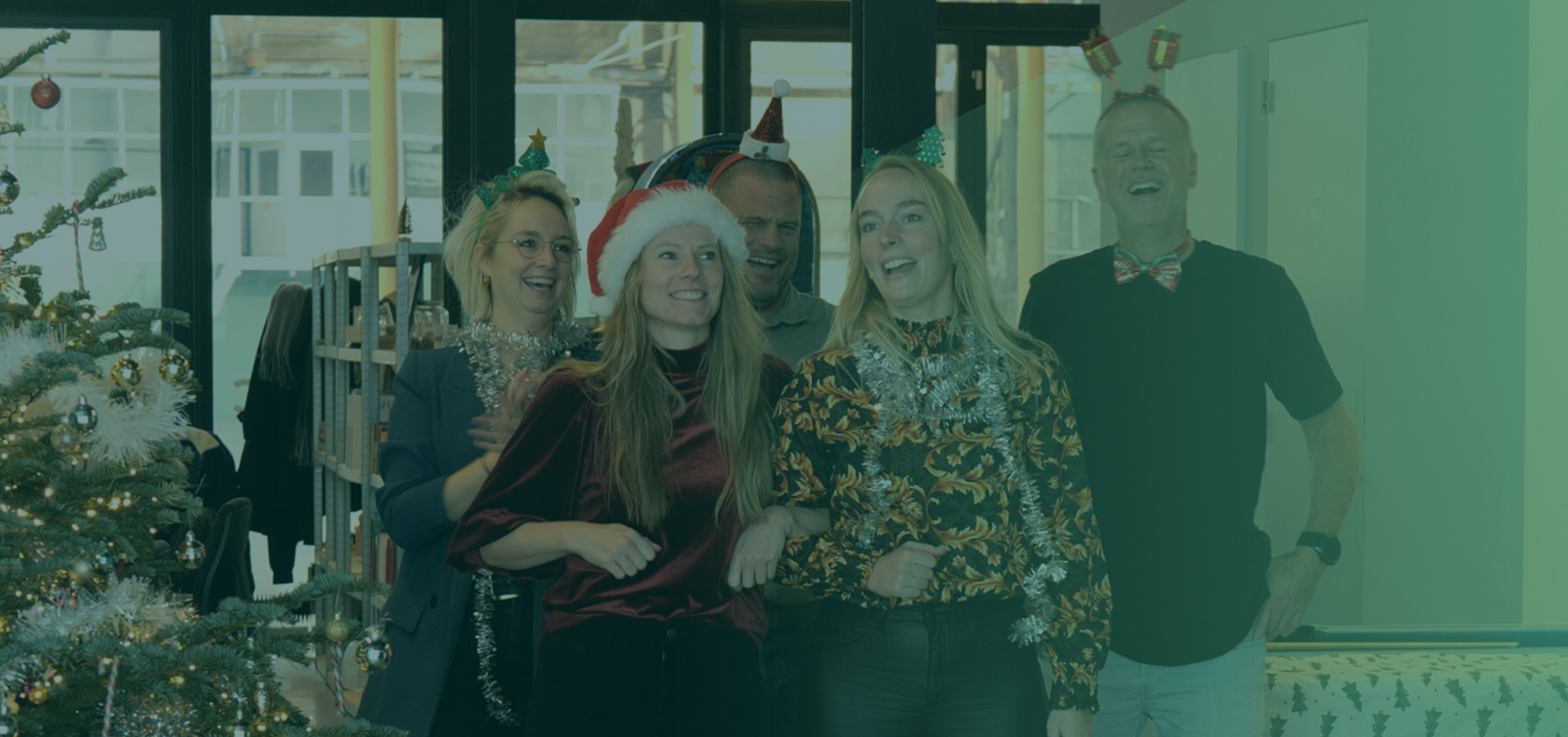 mensen lachend met kerst accessoires