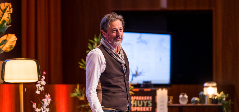 Rik Vera lopend en sprekend