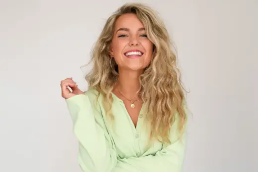 Chris Lukkassen mint groene blouse