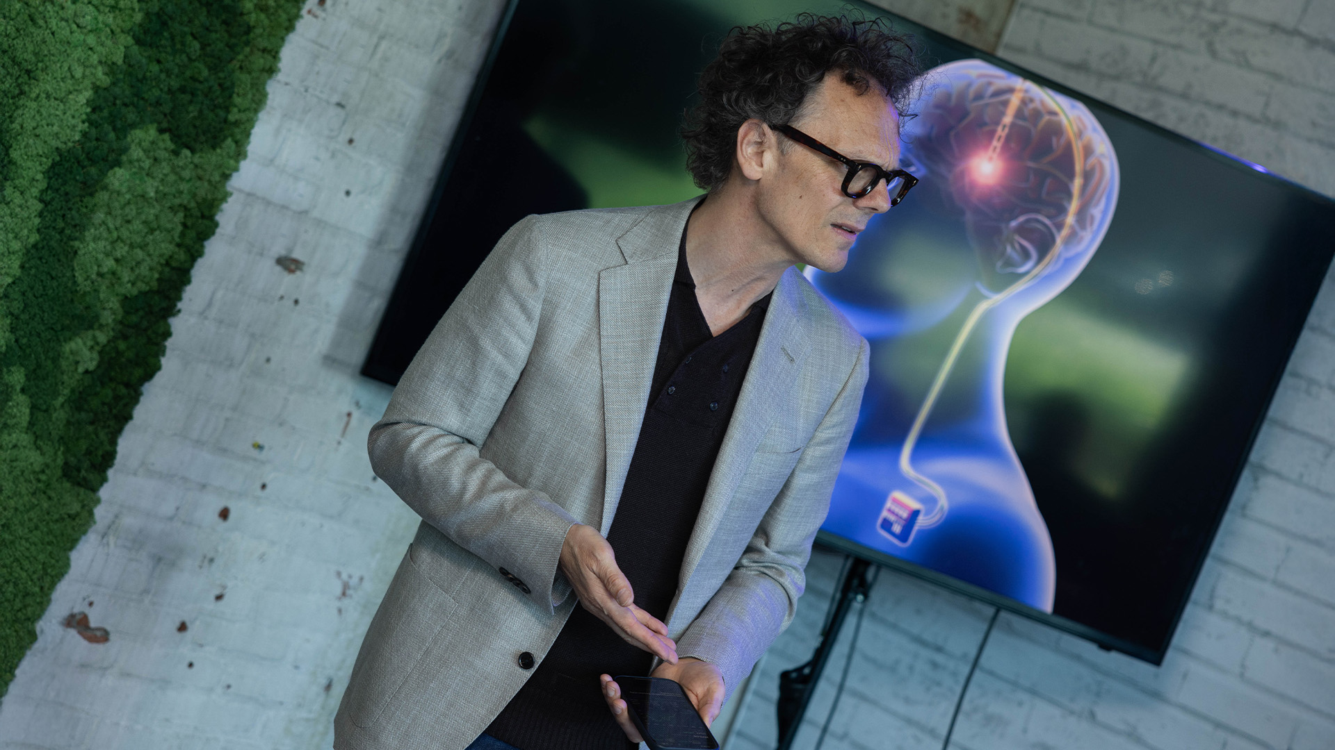 Ben van der burg die een lezing geeft