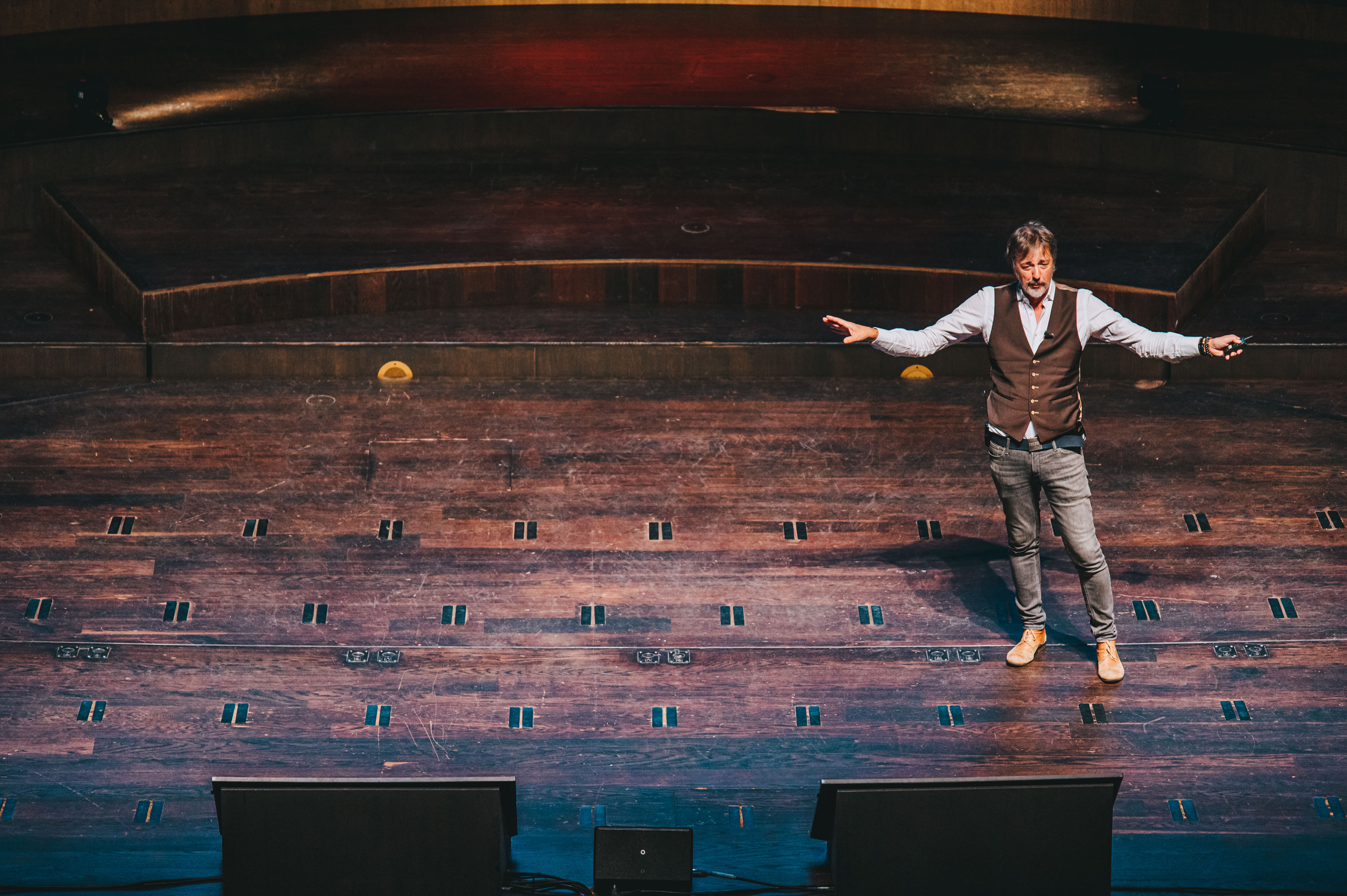 Rik Vera met armen wijd op een podium