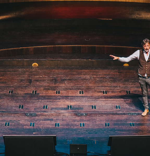 Rik Vera met armen wijd op een podium