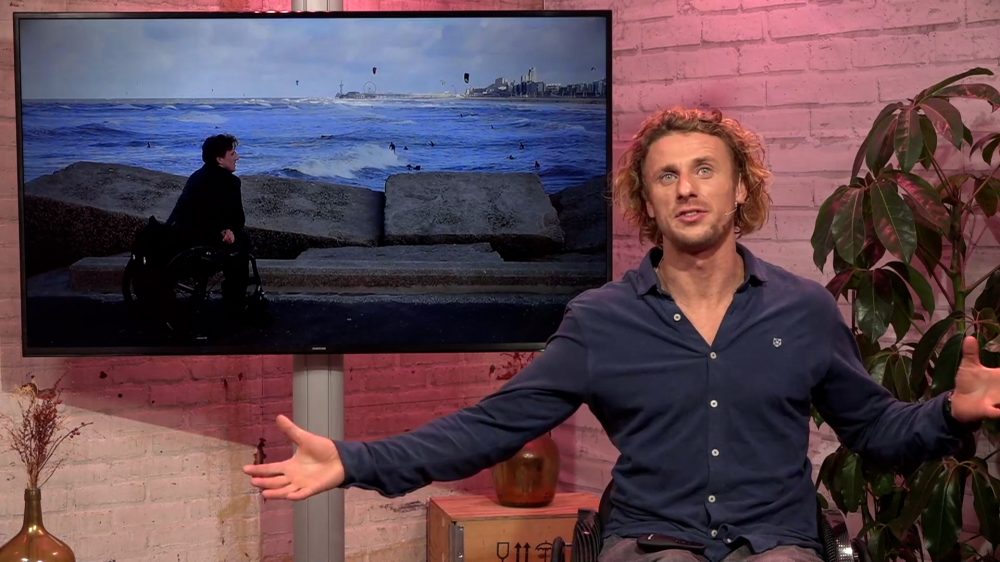 Willem Hooft in studio met roelstoel