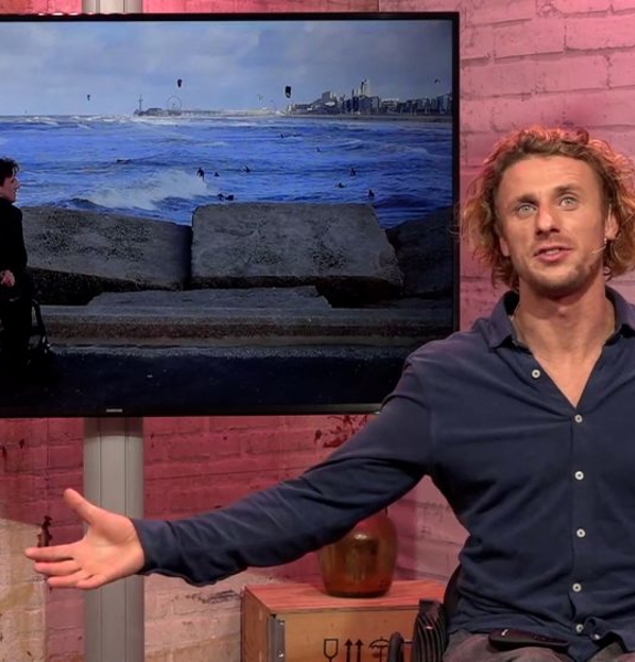 Willem Hooft in studio met roelstoel