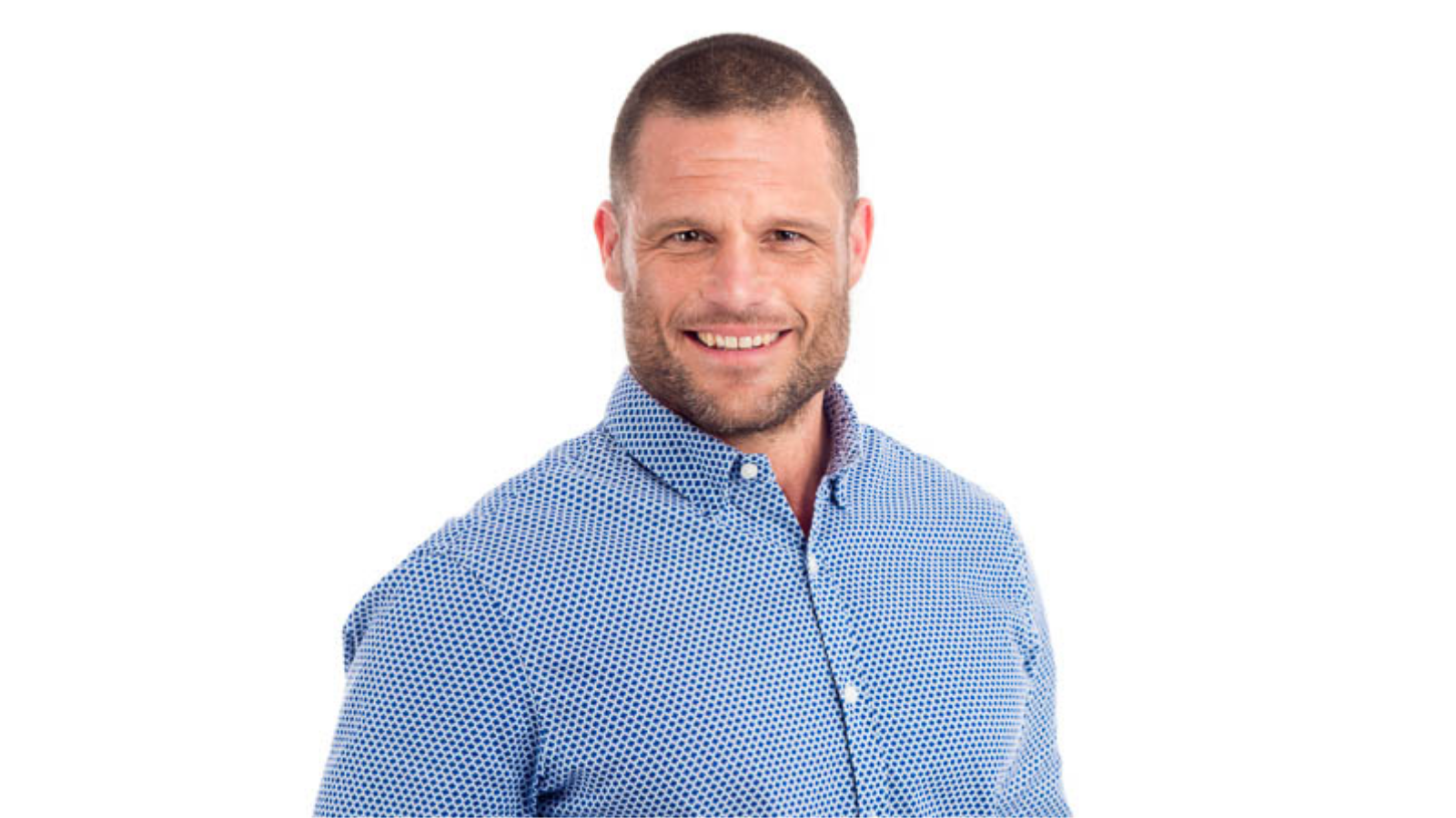 Michael Kortekaas in blauw overhemd met witte achtergrond