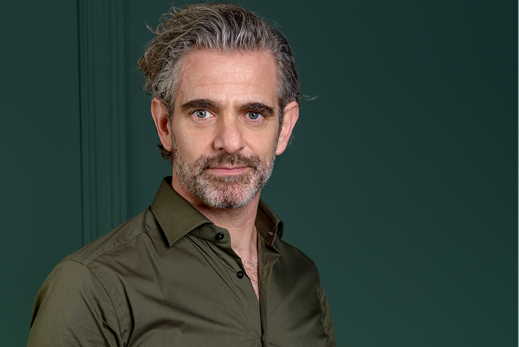 Raymond de Looze voor een groene achtergrond