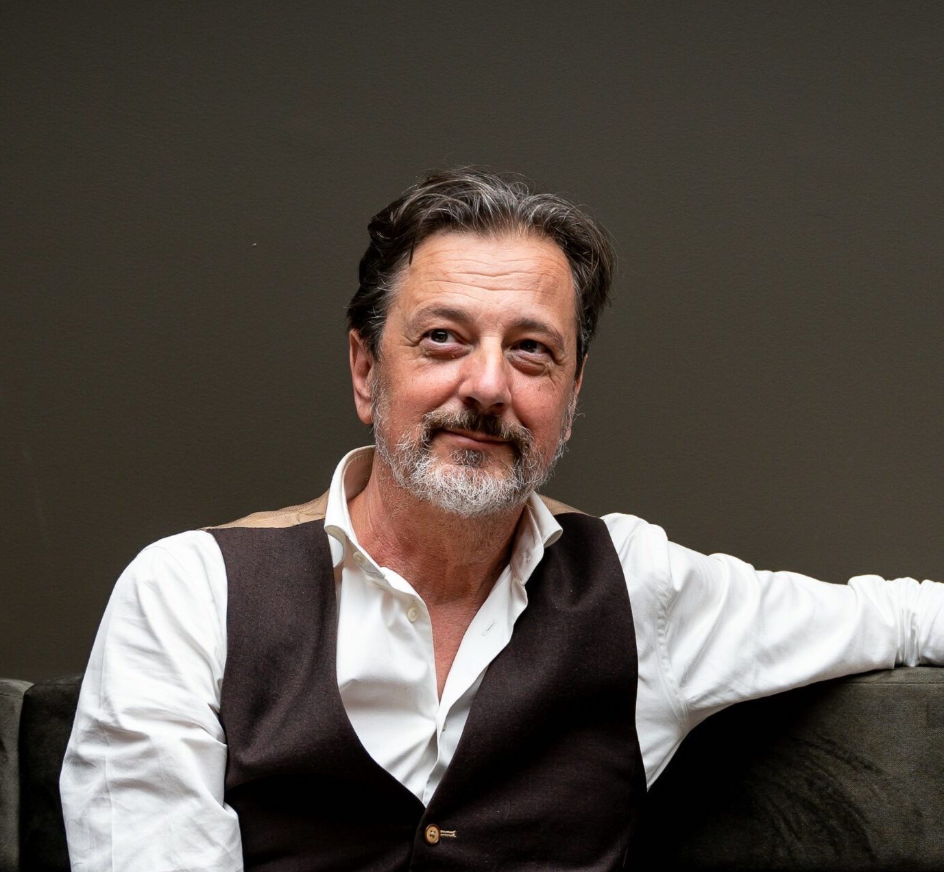 Rik Vera met arm over bank