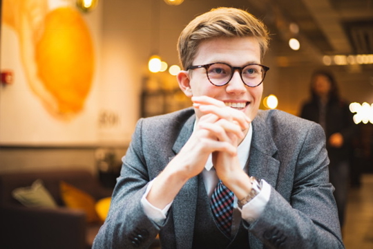 jort verhage blij met handen in elkaar