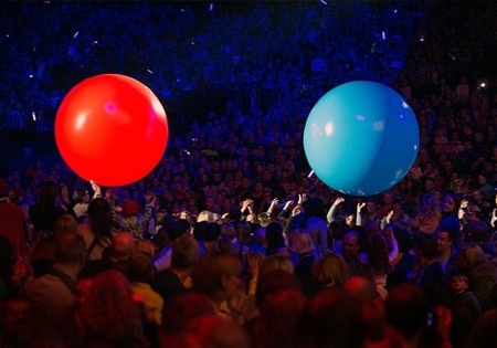 Balonnen in een zaal met mensen