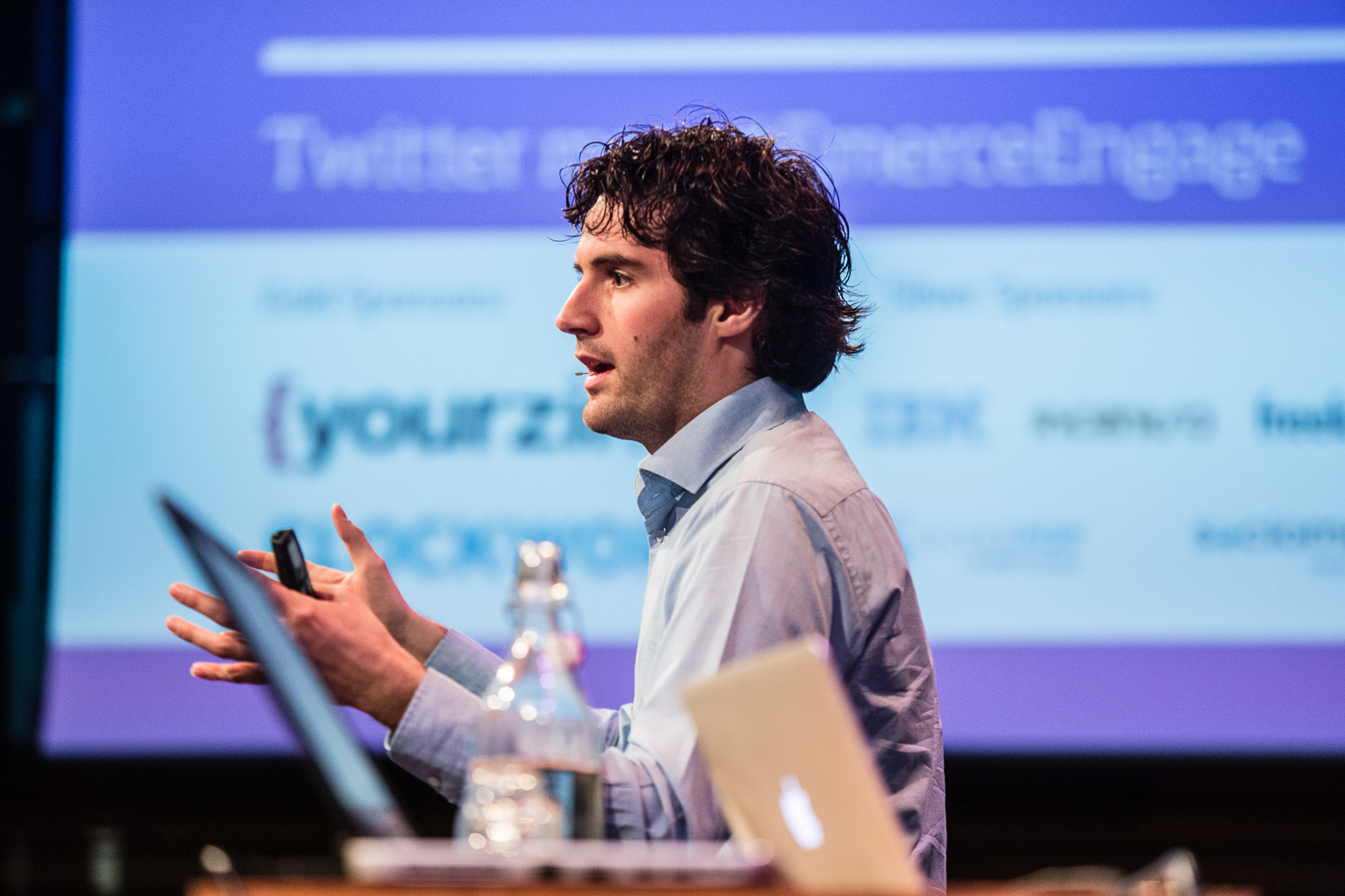 Sydney Brouwer presenteert in blauwe blouse