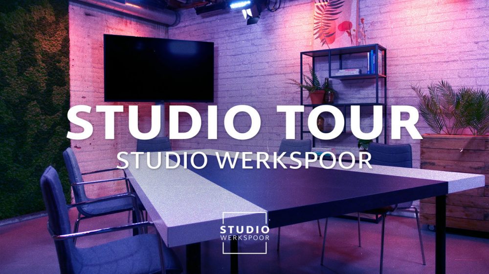 Studio werkspoor met tafel in het midden en roze en paars kleurig licht