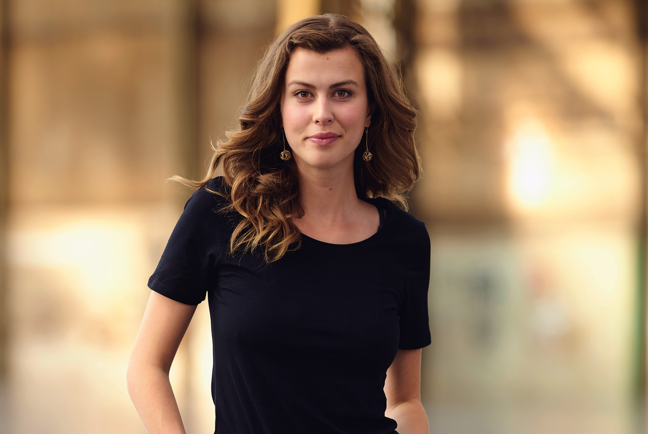 Sophie Kuijpers poserend met handen in zakken in zwart shirt en blauwe broek