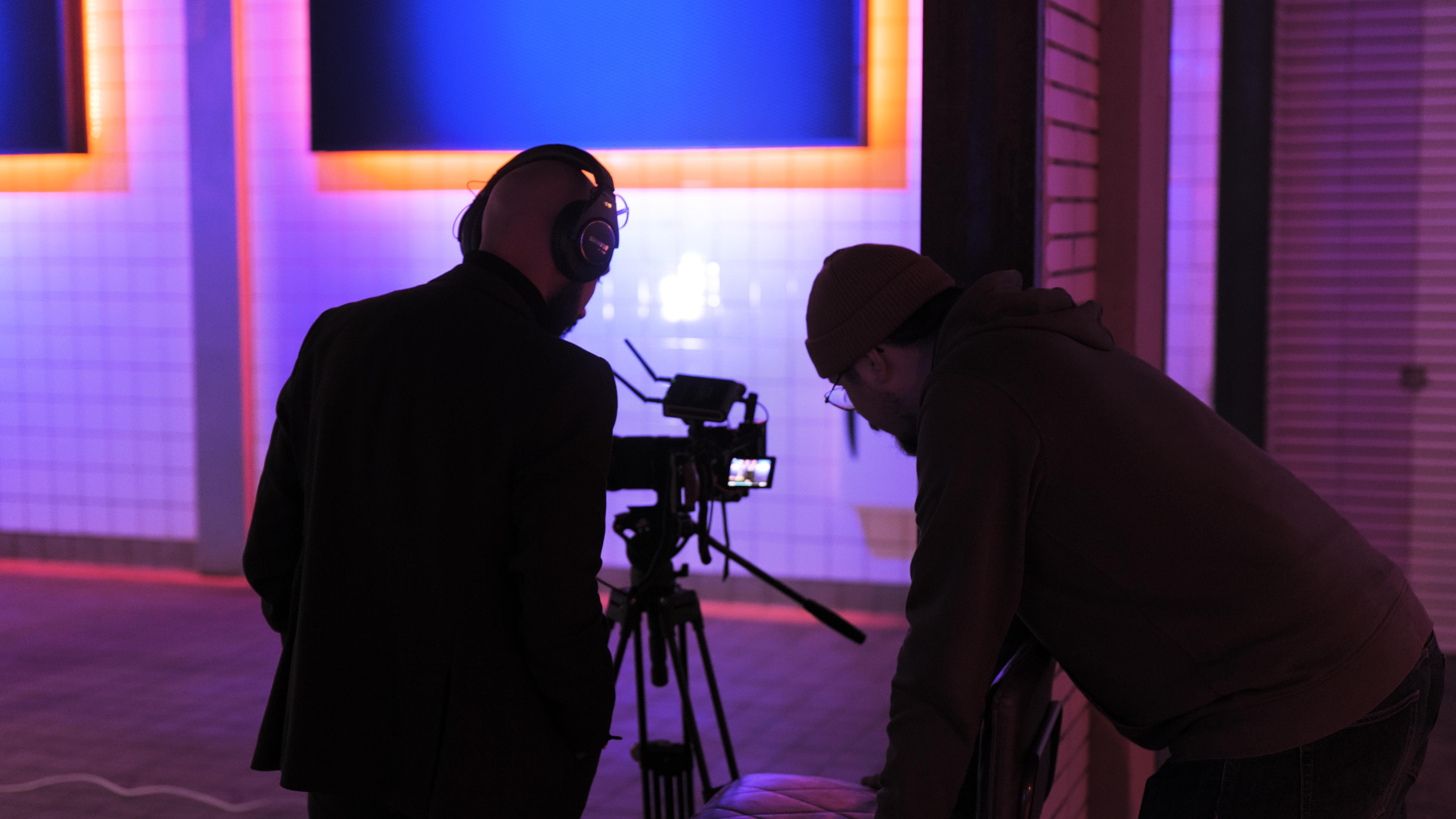 Karim Amghar en Bas van Leerdam kijkend naar camerabeelden