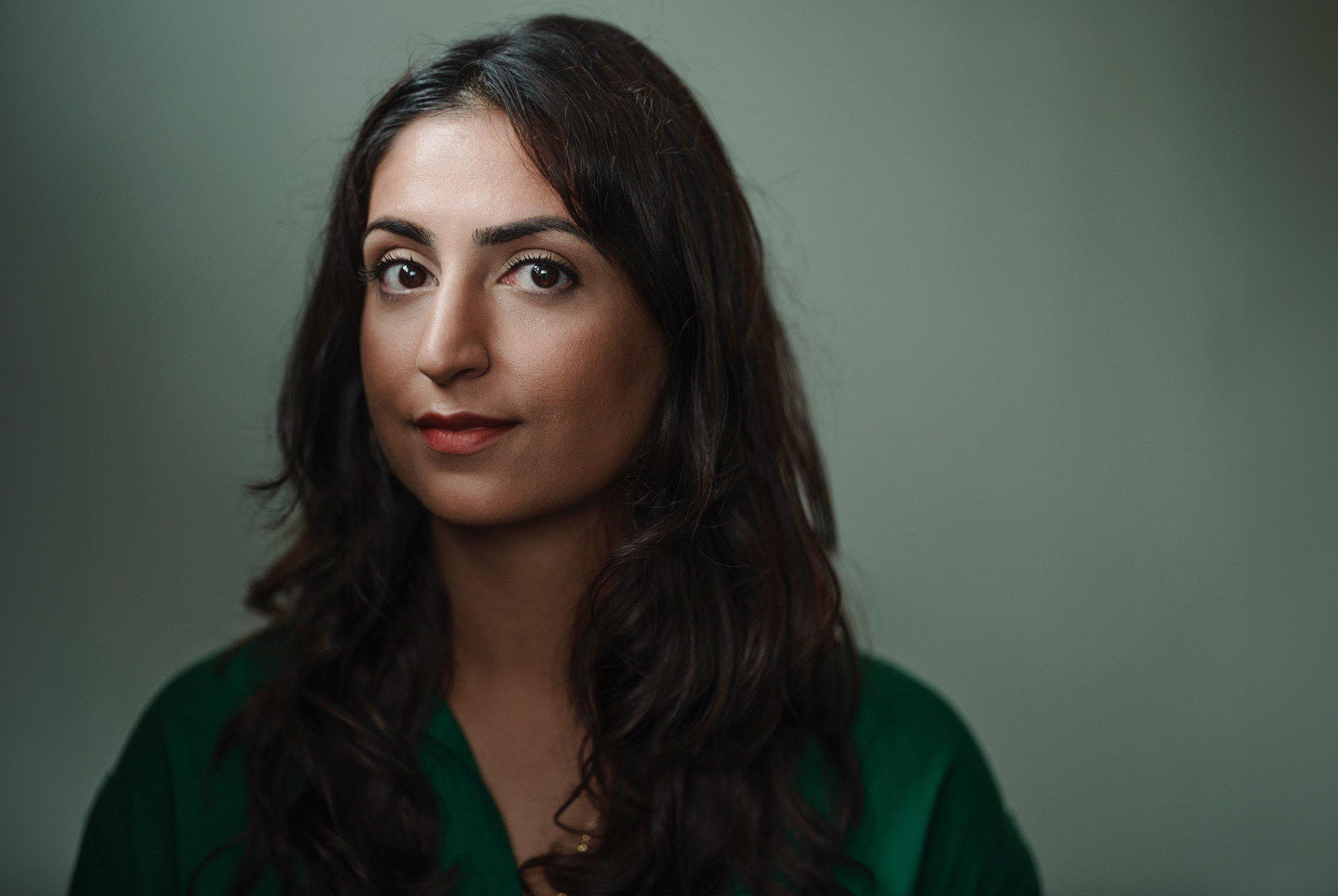 Shermin Chavoushi donker groene achtergrond en spotlight