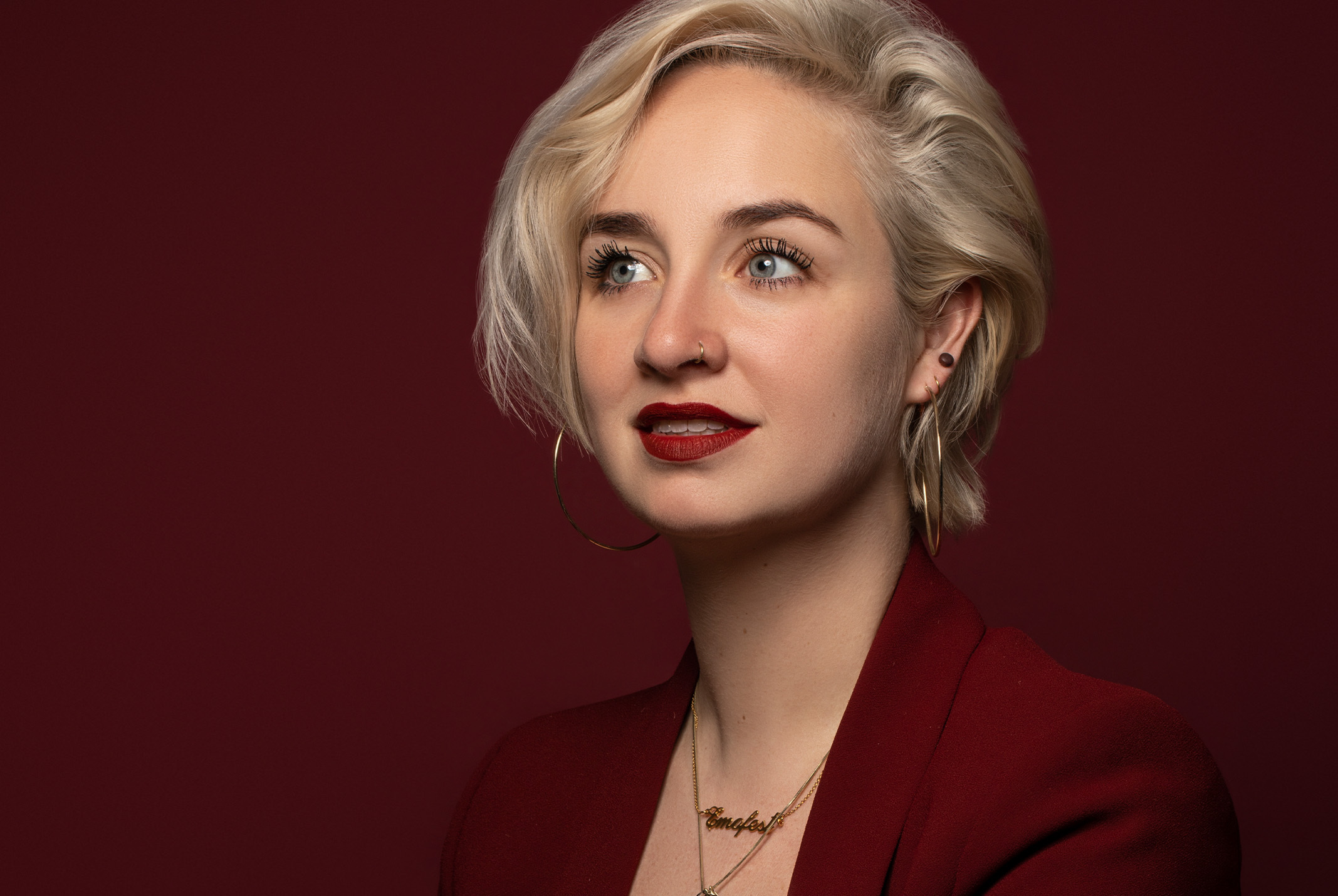 Danielle Jiskoot rode achtergrond en rode lippenstift