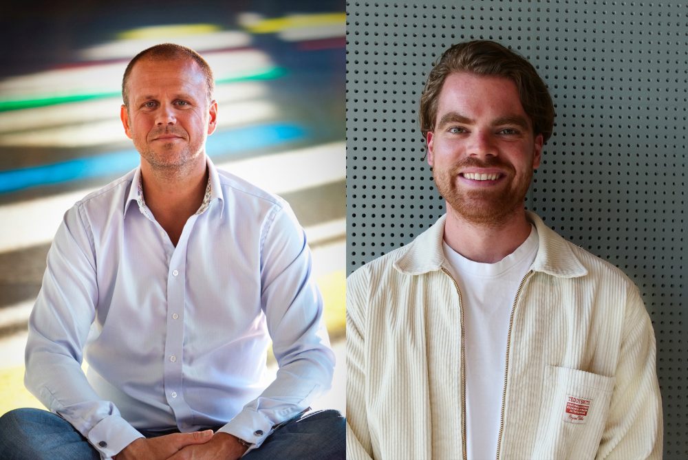 Twee sprekers poserend voor muren