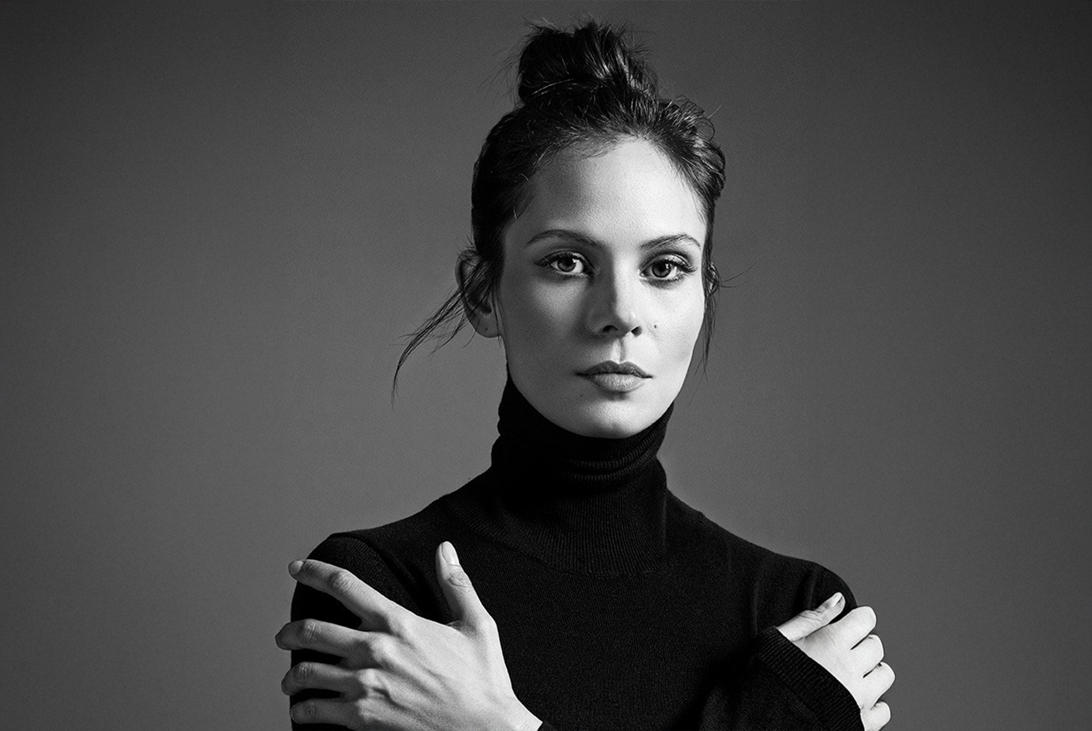 Vrouw met handen bij de schouders en zwart witte foto