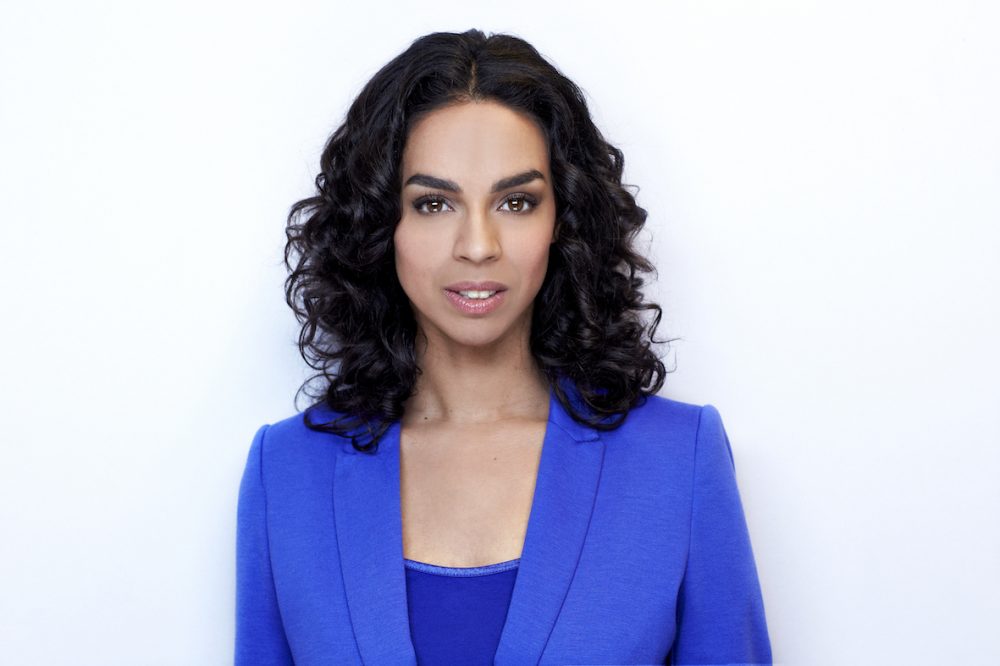 Ann-Lynn Hamelink voor witte muur in blauwe blazer