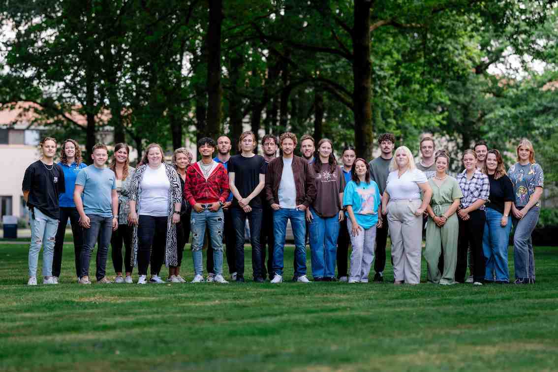 Presentator Ewout Genemans samen met alle jongeren en therapeuten te zien in tv-programma De Jeugdkliniek