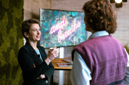 Marijke Roskam in de studio met Vivian Goudkuil