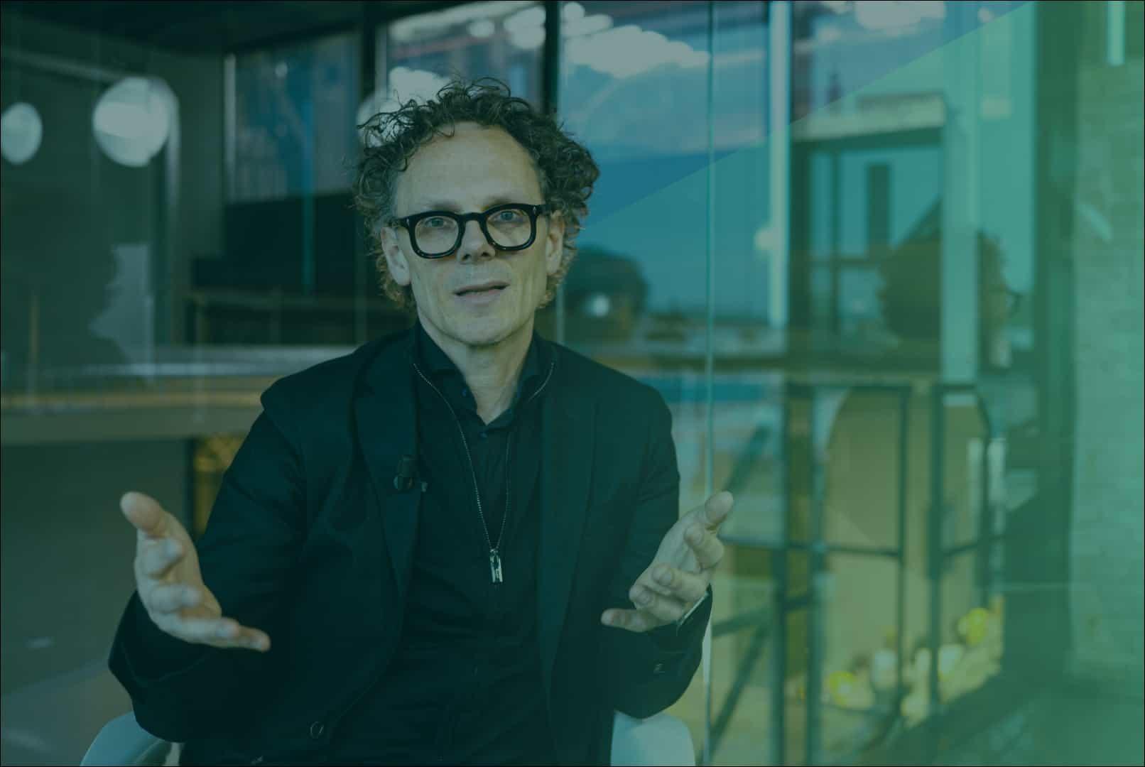 Ben van der Brug bewegend met handen met groene gloed over zich