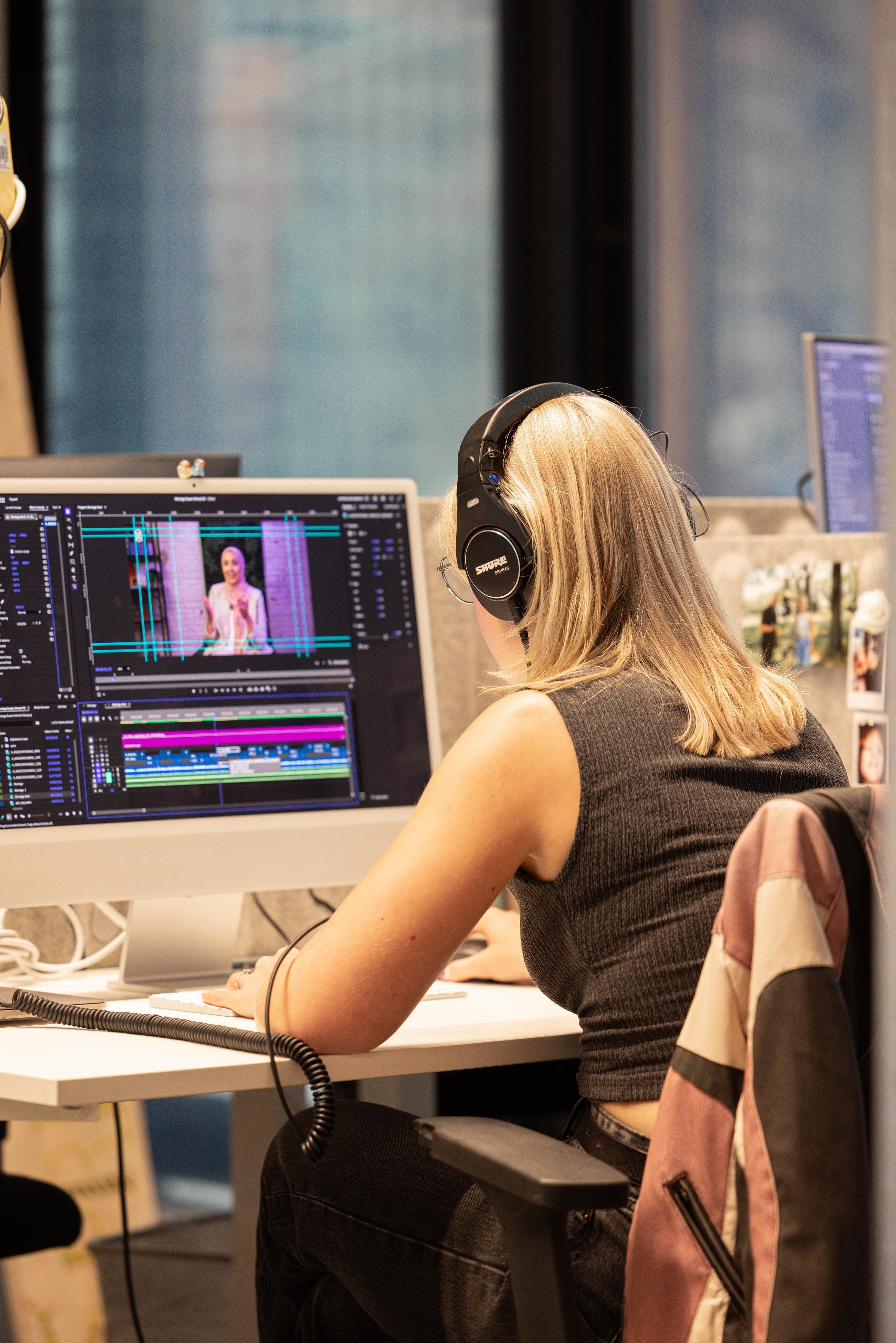 Megan Jacobs monterend achter iMac