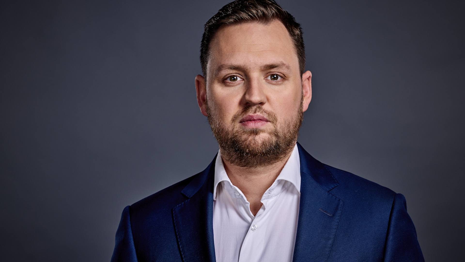 man in pak in blauw die boos kijkt