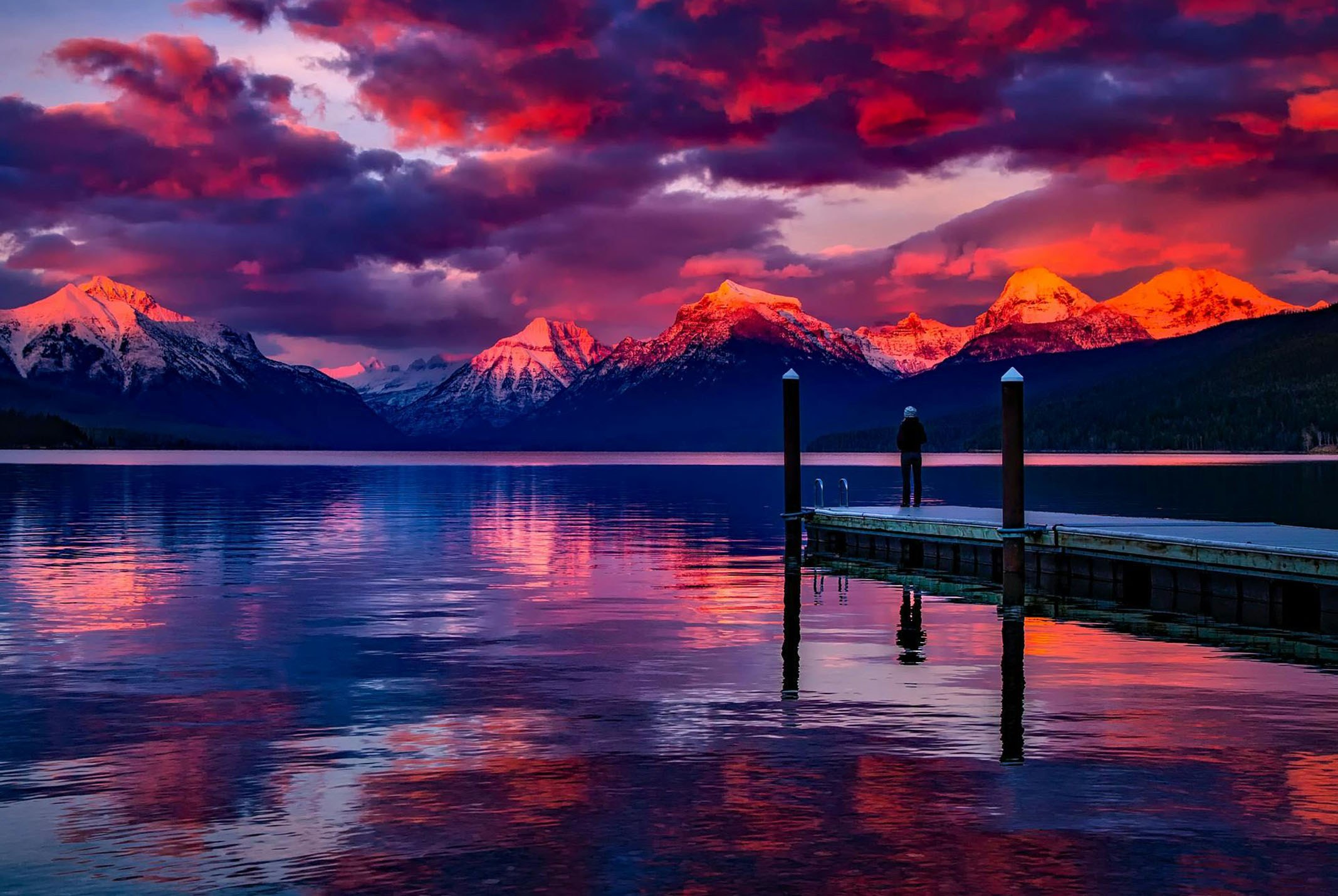oranje lucht met bergen en een meer
