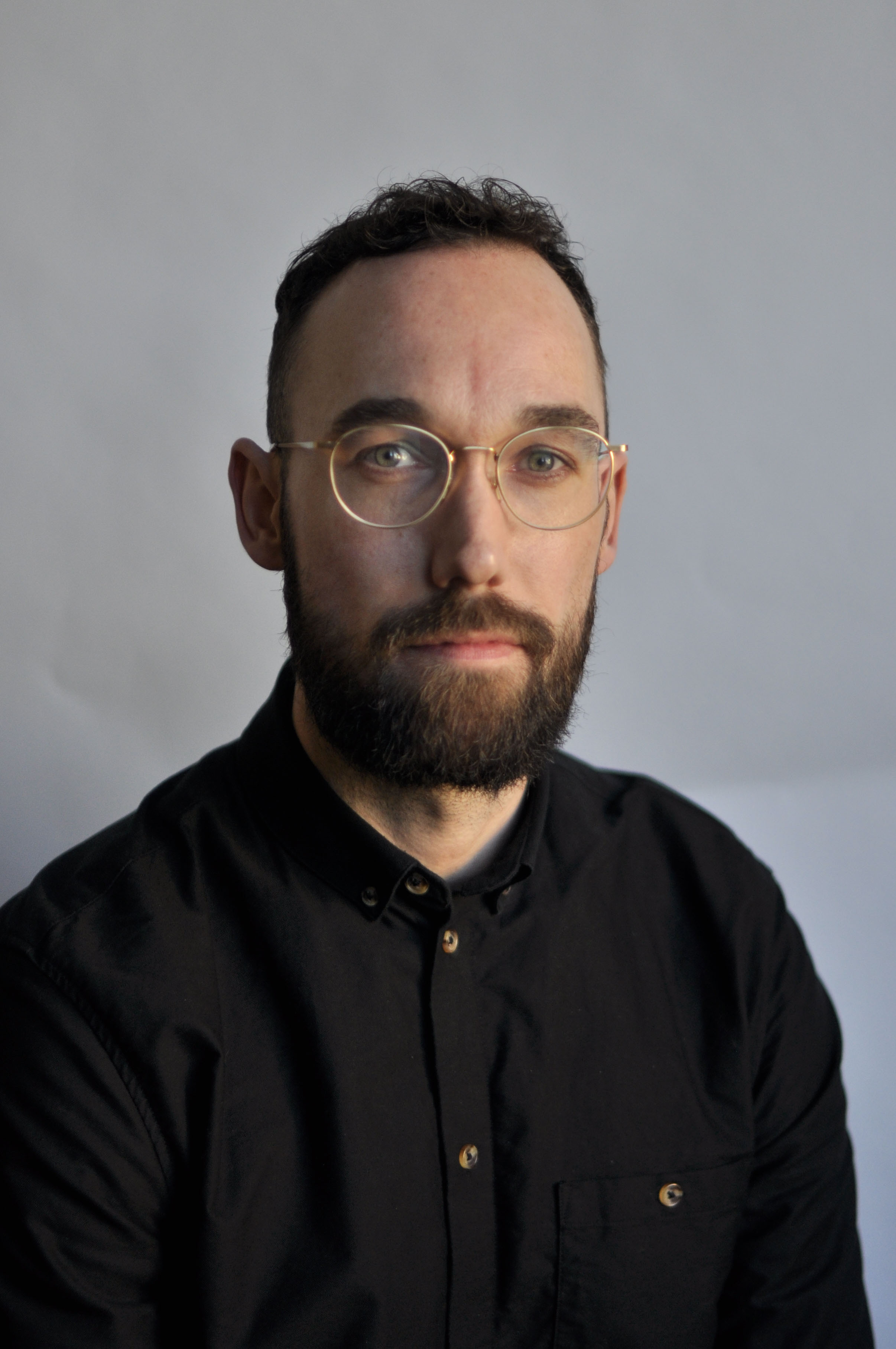 Rudy van Belkom witte achtergrond en een zwart shirt