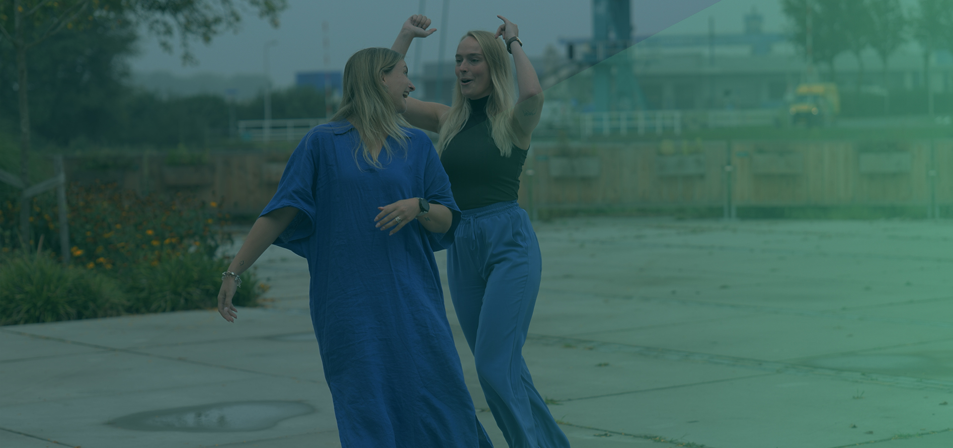 Adelitha van der Zee en Iris Jager lachend aan het bewegen buiten met groene gloed over heen