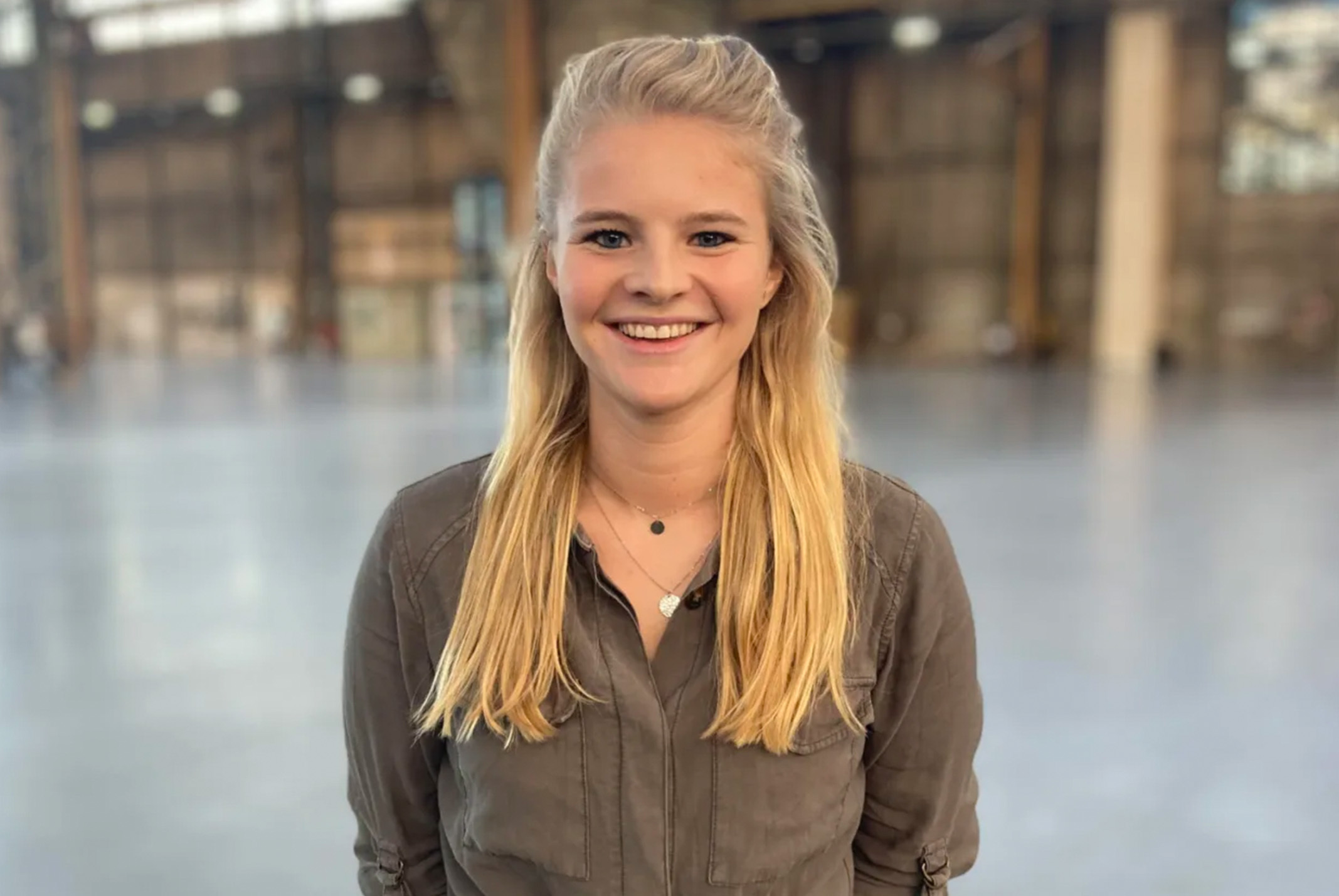 Suzanne Munter glimlachend in groene blouse