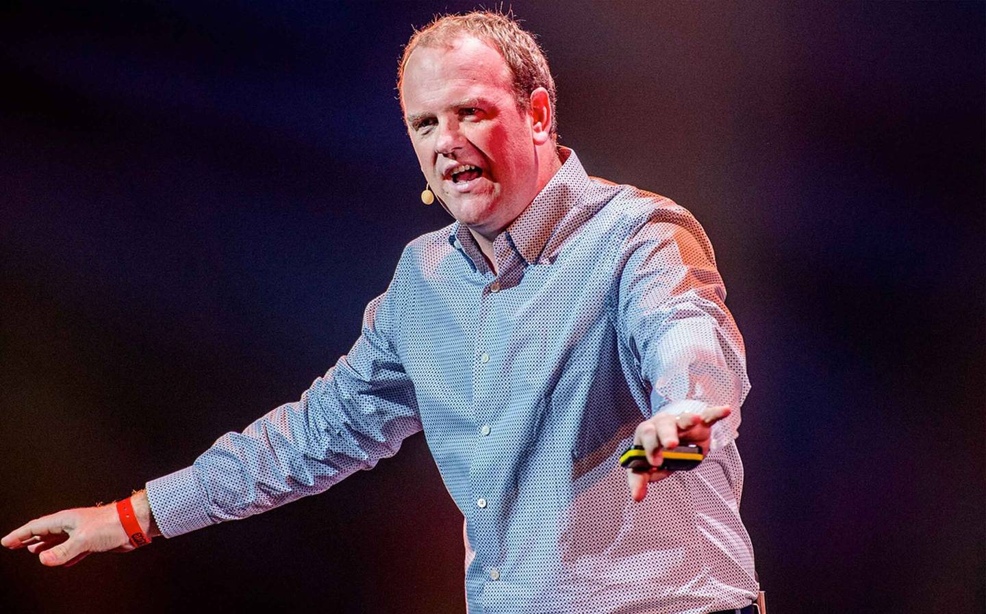 Steven van Belleghem in grijze shirt met armen gespreid