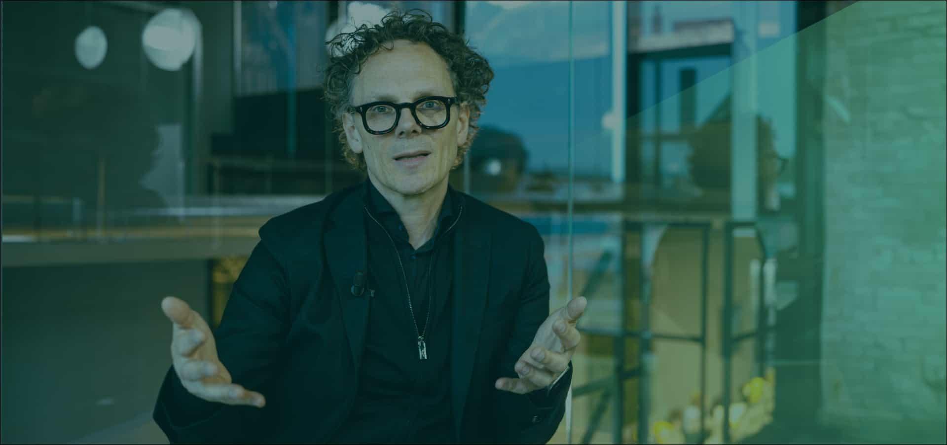 Ben van der Brug bewegend met handen met groene gloed over zich