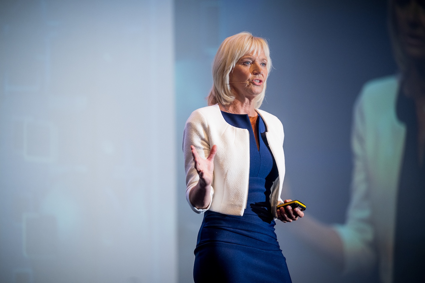 Nancy Rademaker in blauwe jurk op het podium