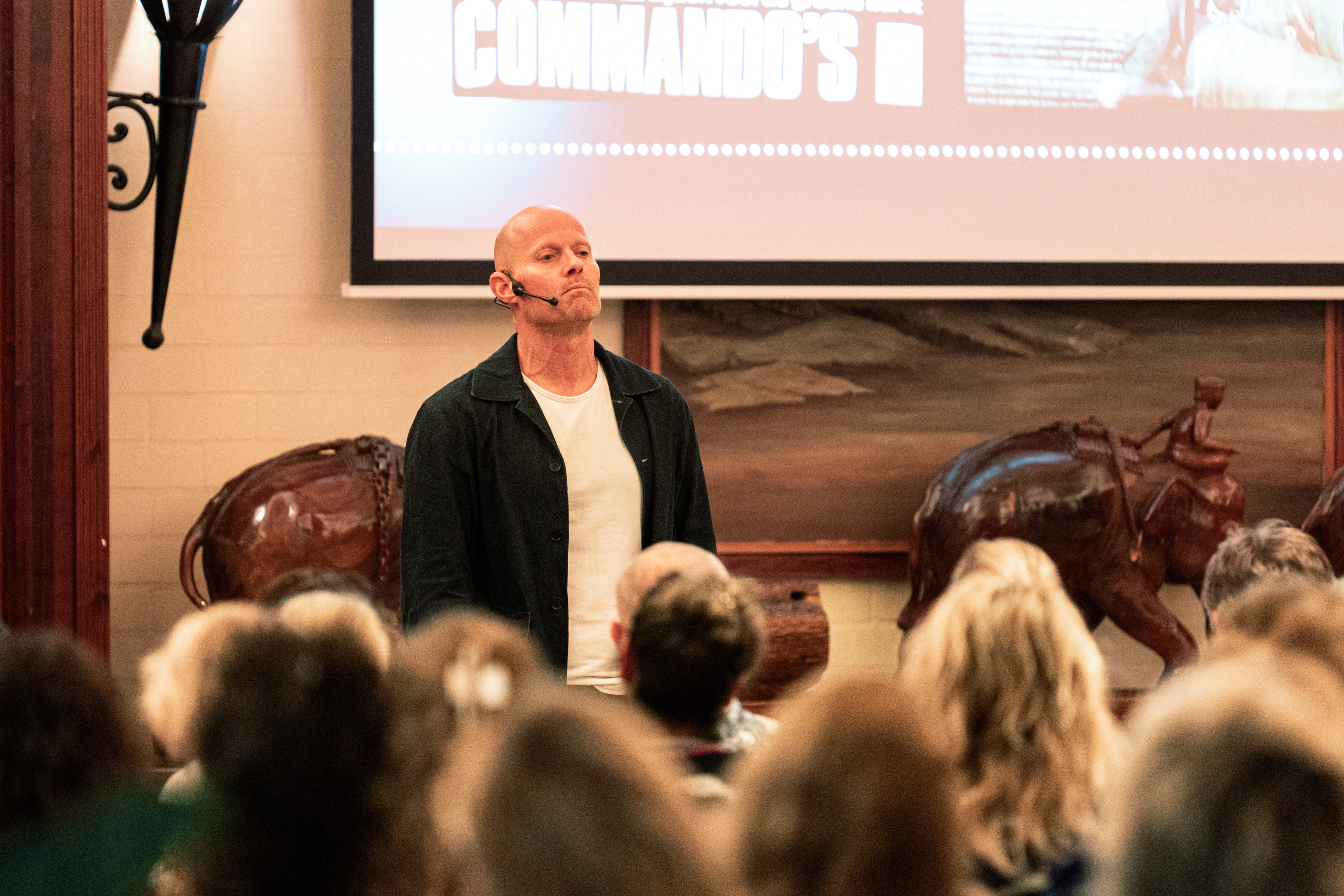 Erik Wegewijs in zaal met hout meubilair