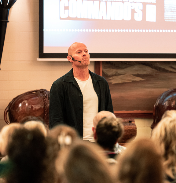 Erik Wegewijs in zaal met hout meubilair