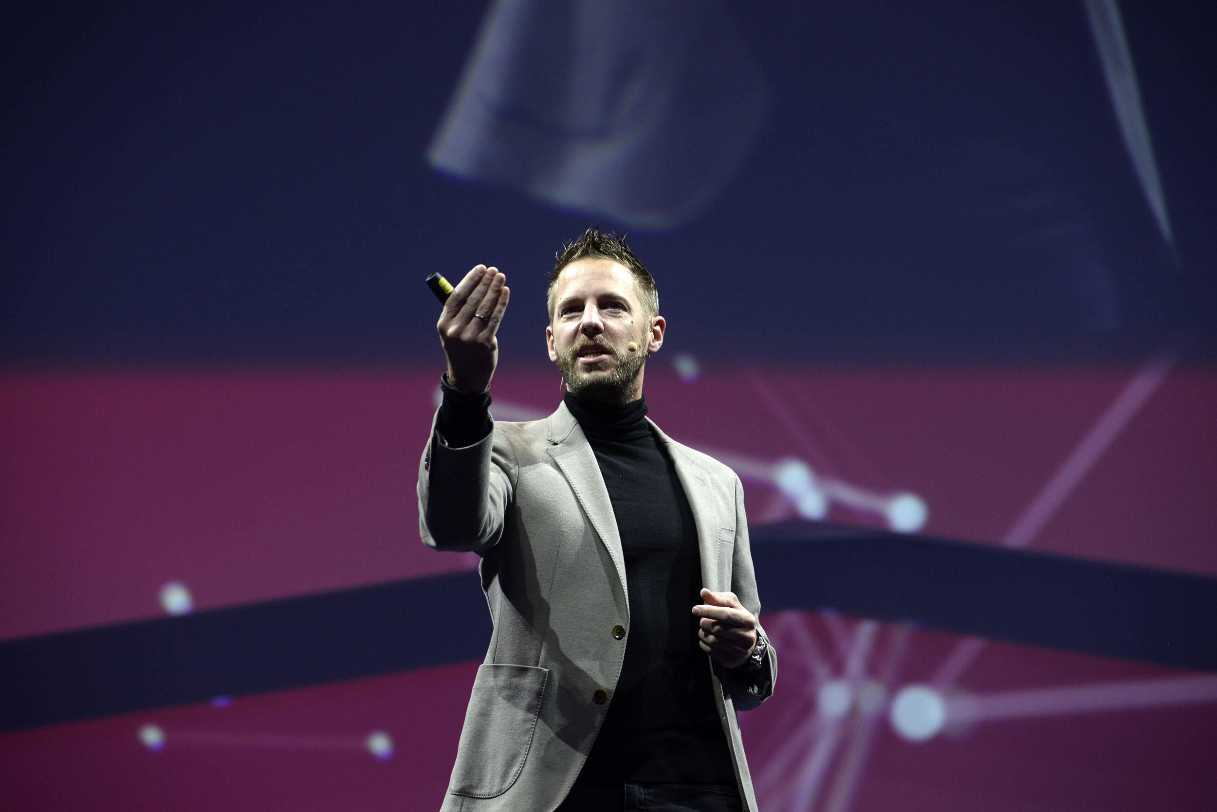 Christian krommen met zijn hand naar voren